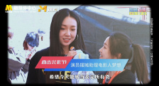 美女掰开双腿让你